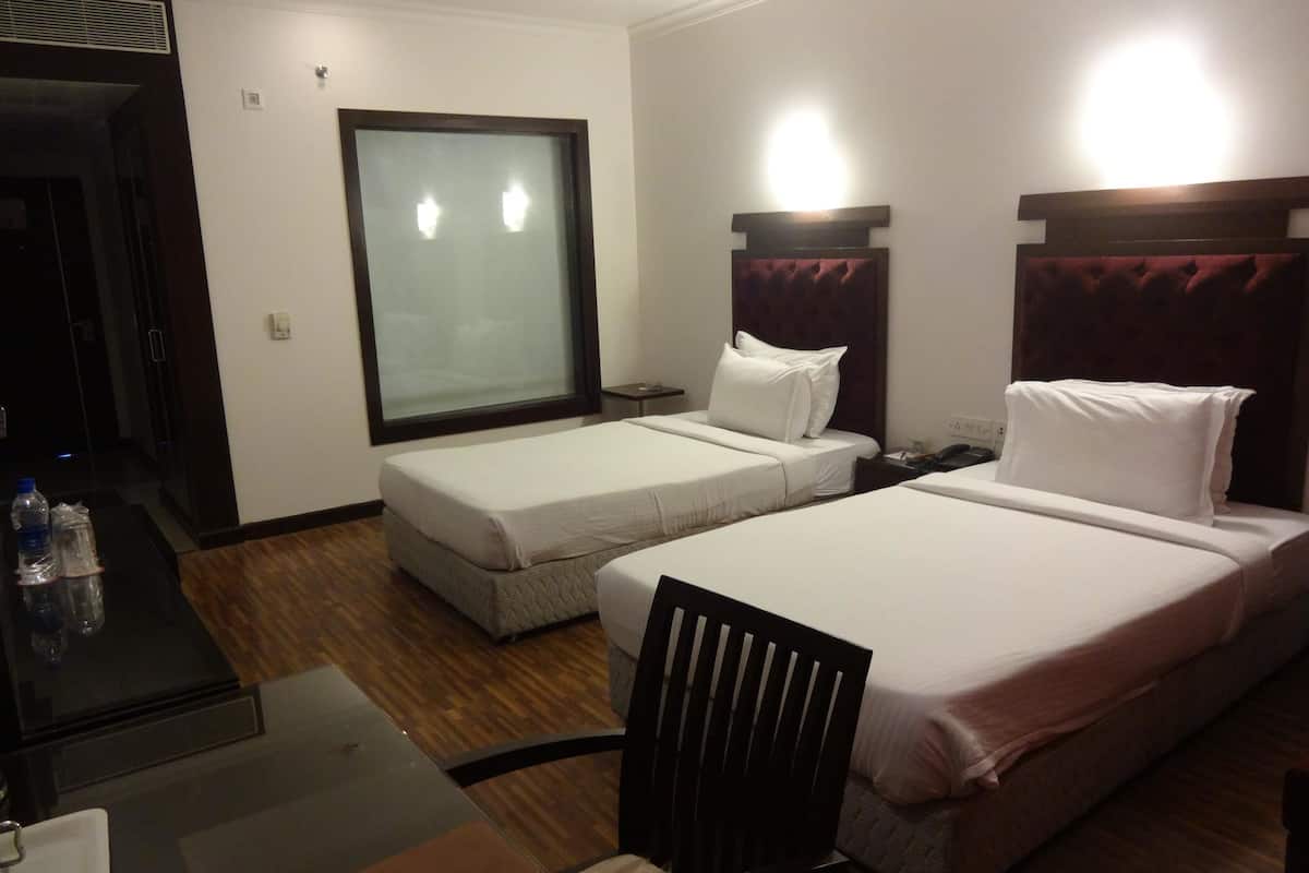 Colony Room | Premium bedding, down duvets, minibar, in-room safe