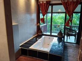 Classic Family Villa with Bath Tub | 浴室