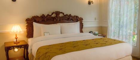 Standard Room, 1 King Bed | In-room safe, desk, iron/ironing board, free WiFi