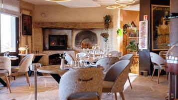 Petit déjeuner, déjeuner et dßner servis sur place, vue sur le jardin