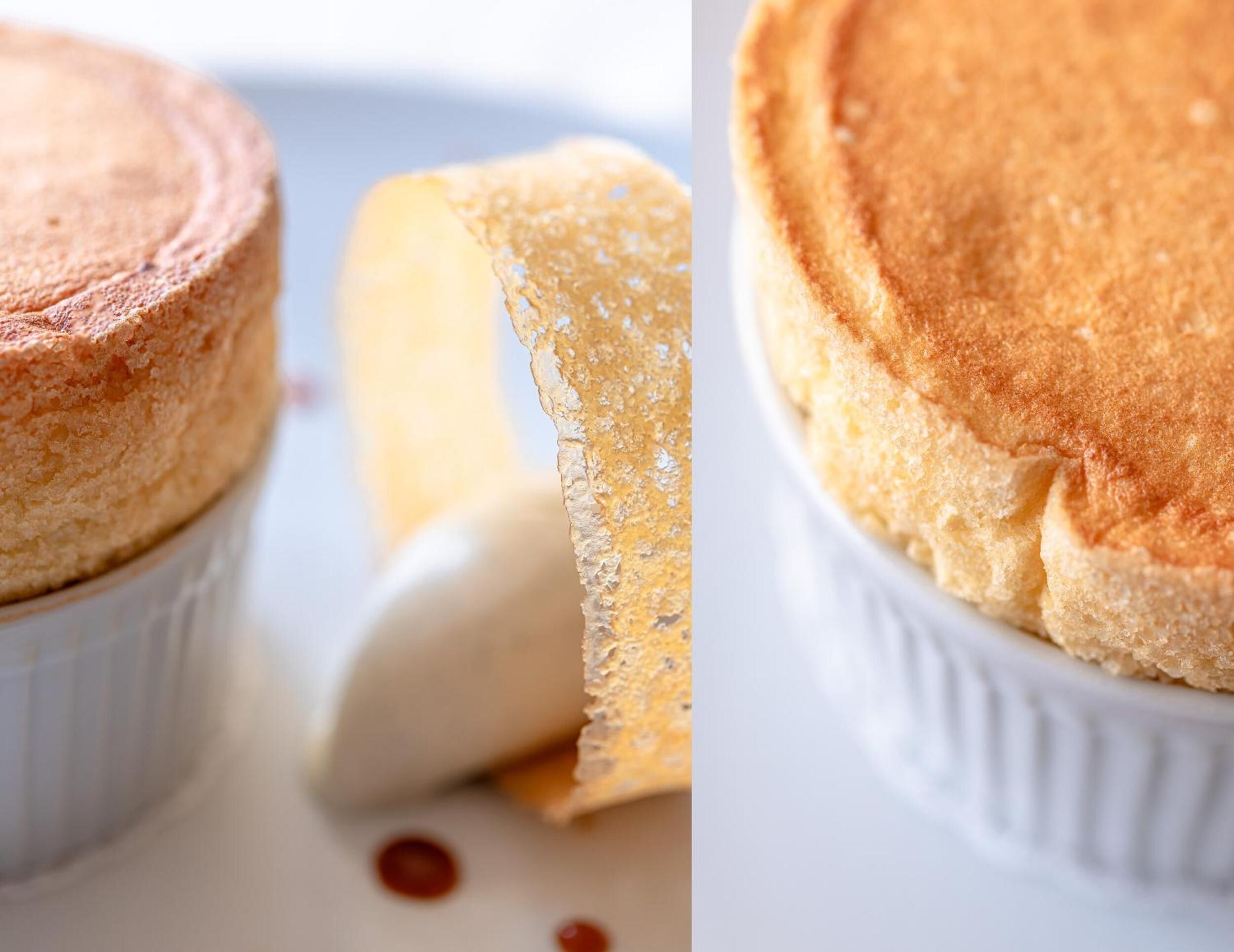 Un pastel con corteza dorada, una porción espolvoreada con azúcar glas, y un plato blanco con algunas gotas de jarabe.