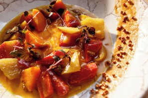 朝食、ランチ、ディナーに営業 (フランス 料理、ガーデン ビュー)