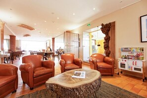 Coin salon dans le hall