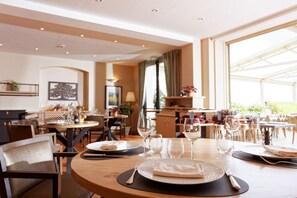 Petit déjeuner buffet servi tous les jours en supplément