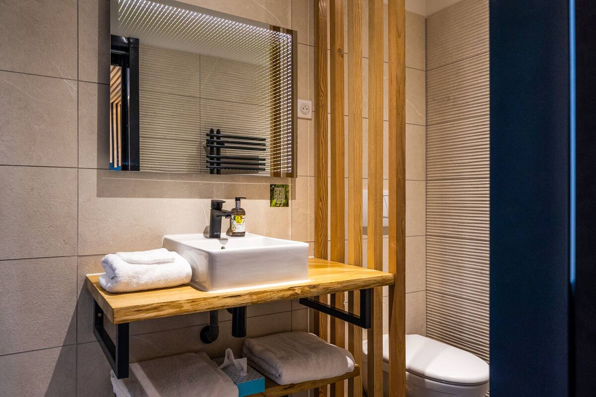standard double room (with shower) | bathroom | designer toiletries, hair dryer, bathrobes, towels
