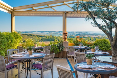 Se sirven desayunos y almuerzos; cocina francesa; con vista al jardín