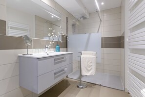 Superior Double Room (With Shower) | Bathroom | Designer toiletries, hair dryer, bathrobes, towels - Auberge du Poids Public (Saint-Felix-Lauragais)