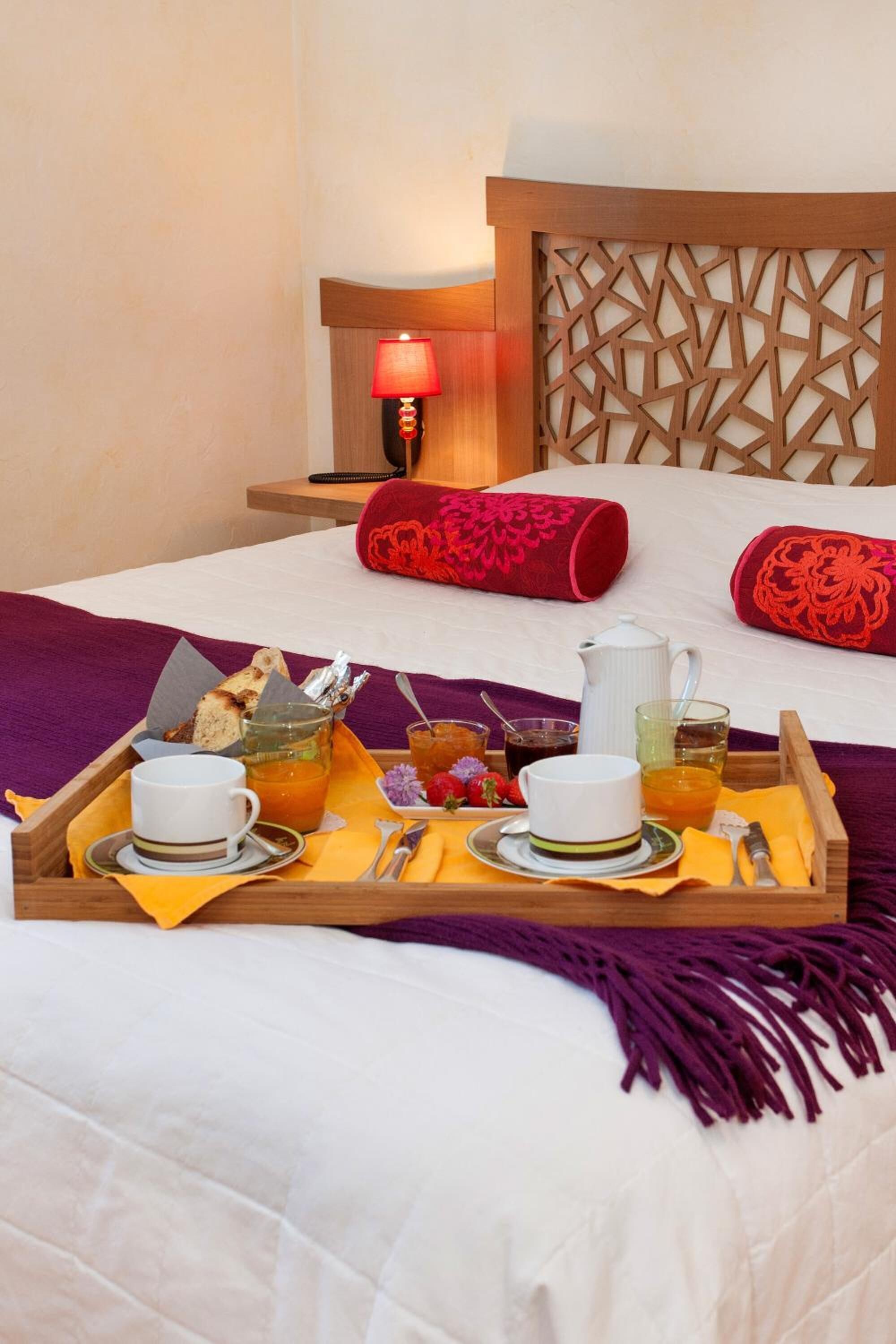 standard double room (with shower) | individually decorated, desk, blackout curtains, soundproofing