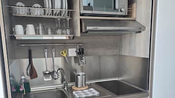 Kühlschrank, Mikrowelle, Herdplatte, Wasserkocher