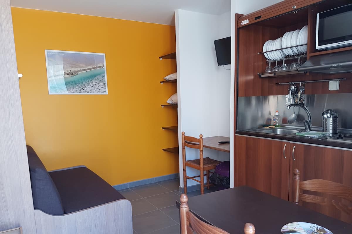 Cottage | Privékitchenette | Een koelkast, een magnetron, een kookplaat, een waterkoker