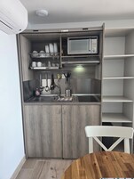 Estúdio superior, vista para o oceano | Cozinha privada | Geladeira, micro-ondas, cooktop, chaleira elétrica