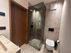 Superior-Einzelzimmer, Bergblick | Badezimmer | Kostenlose Toilettenartikel, Haartrockner, Bidet, Handtücher