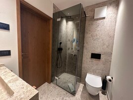 Superior-Einzelzimmer, Bergblick | Badezimmer | Kostenlose Toilettenartikel, Haartrockner, Bidet, Handtücher