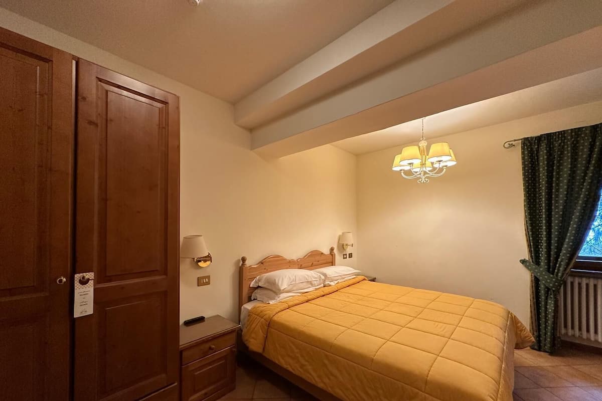 Classic Double or Twin Room, Annex Building | 1 bedroom, down comforters, memory foam beds, in-room safe