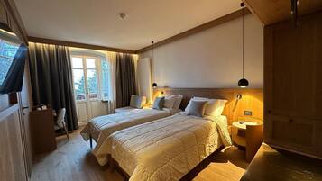 Habitación superior con 2 camas individuales, balcón, vista a la montaña | 1 habitación, edredón y camas con efecto memoria