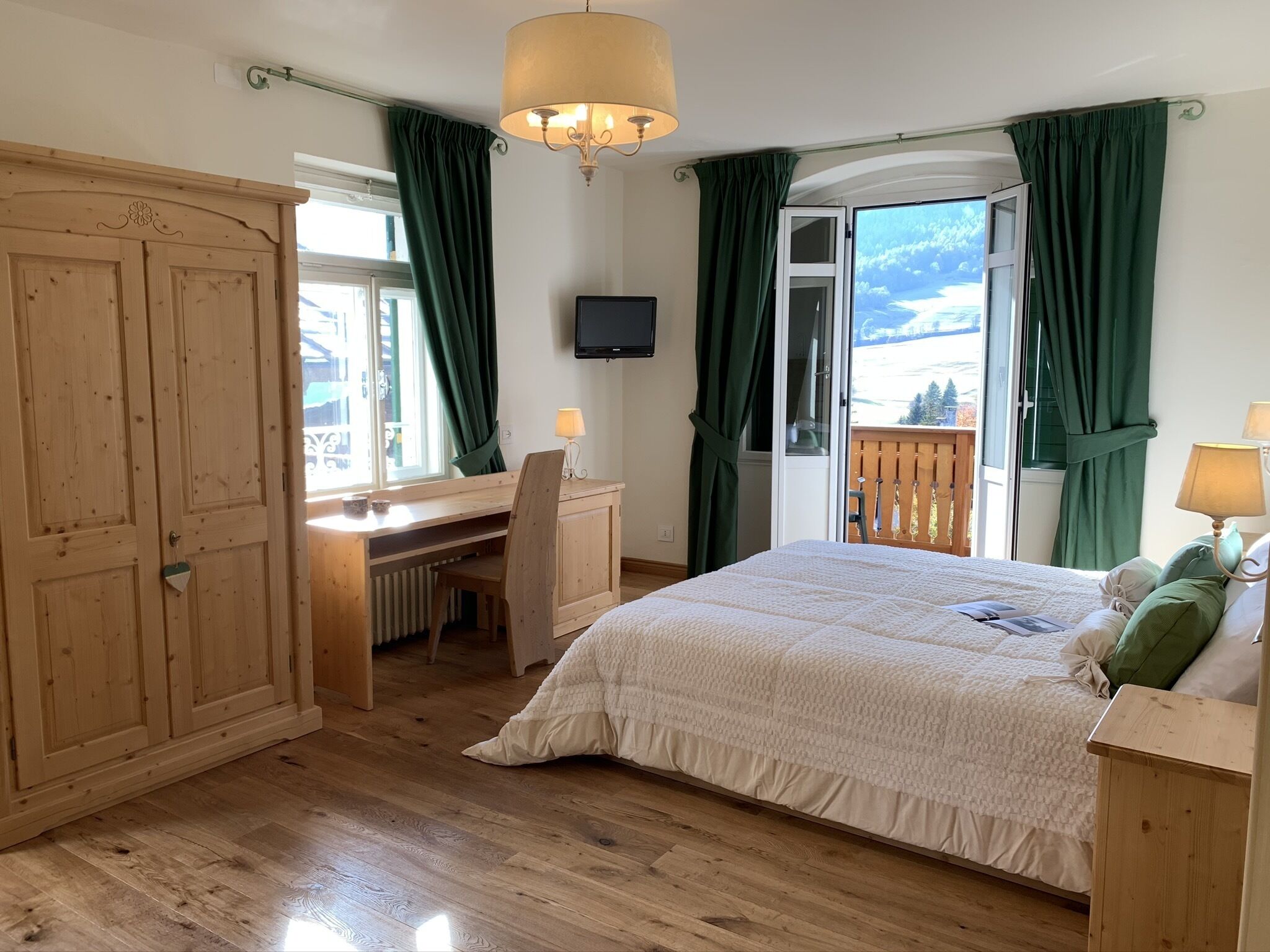 1 bedroom, down duvets, memory-foam beds, in-room safe