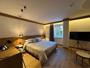 Suíte estúdio superior, vista para a montanha | 1 quarto, edredons de pluma