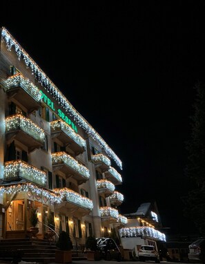 施設の正面 (日没後)