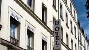 Un edificio de hotel con múltiples ventanas y un letrero grande que dice 'HOTEL'.