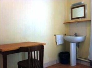 Standard-Doppelzimmer | Waschbecken im Bad