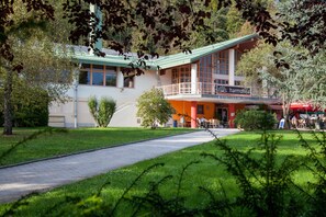 Vista frontal de la propiedad