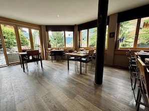 Café da manhã com buffet grátis todos os dias