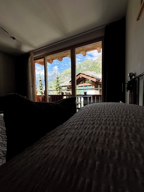 Boutique Double Room with view to the Matterhorn | Roupas de cama antialérgicas, escrivaninha, cortinas blackout