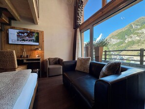 Quadruple Room with view to the Matterhorn | Hypo-allergenic bedding, desk, blackout drapes, soundproofing - Alpenlodge (Zermatt)