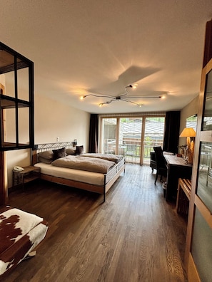 Family Room with view to the Matterhorn | Hypo-allergenic bedding, desk, blackout drapes, soundproofing - Alpenlodge (Zermatt)