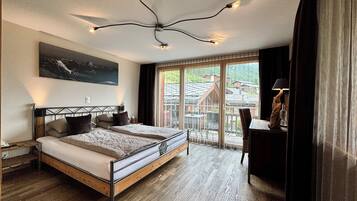 Style Double Room with view to the Matterhorn | Hypo-allergenic bedding, desk, blackout drapes, soundproofing