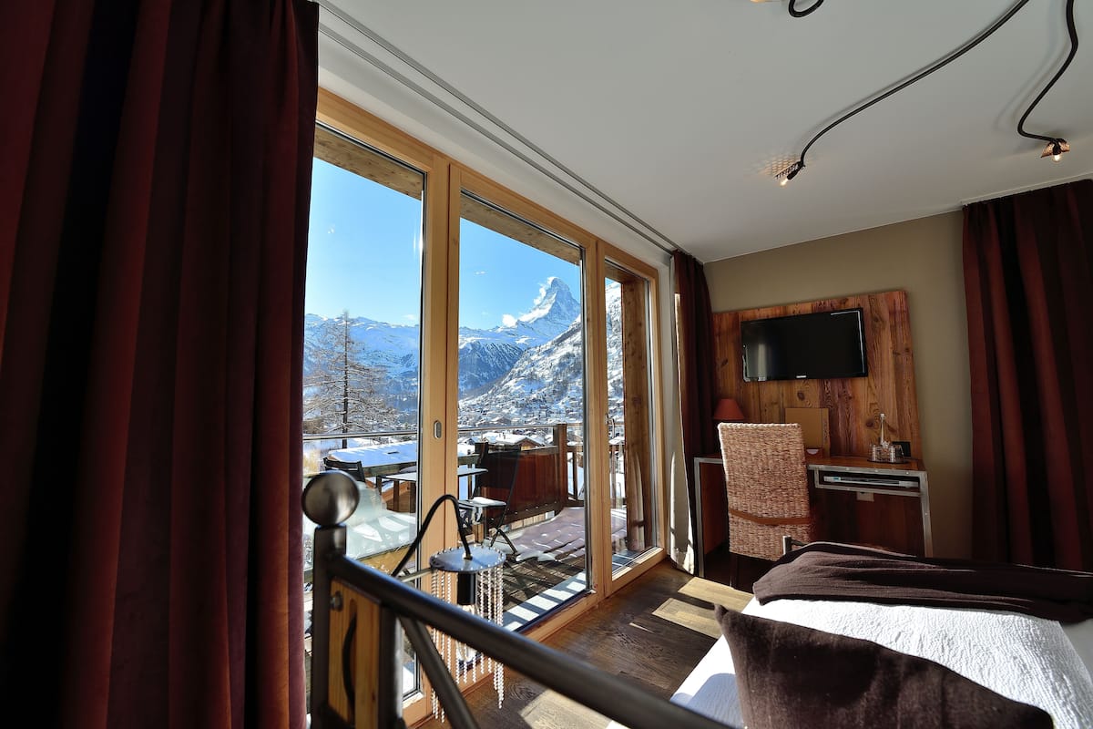 Style Doppelzimmer mit Matterhornblick | Allergikerbettwaren, Daunenbettdecken, Schreibtisch