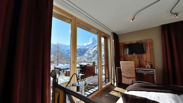 Style Double Room with view to the Matterhorn | Hypo-allergenic bedding, desk, blackout drapes, soundproofing