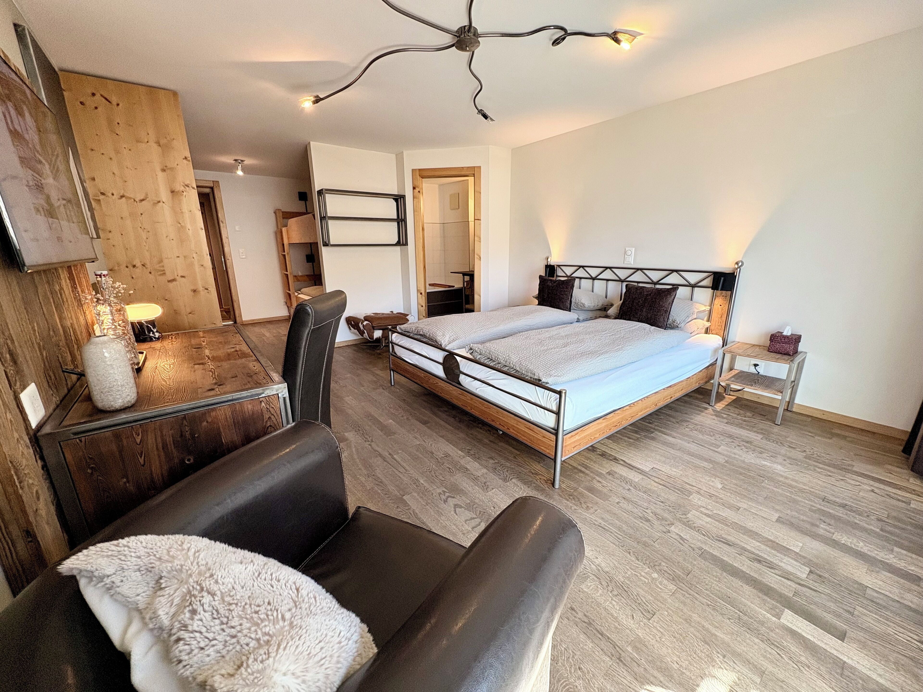 Familierom, fjellutsikt | Allergitestet sengetøy, skrivebord, blendingsgardiner og lydisolert