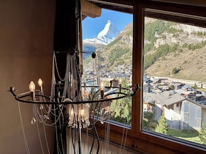 Suite – junior, fjellutsikt (Maisonette) | Allergitestet sengetøy, skrivebord, blendingsgardiner og lydisolert