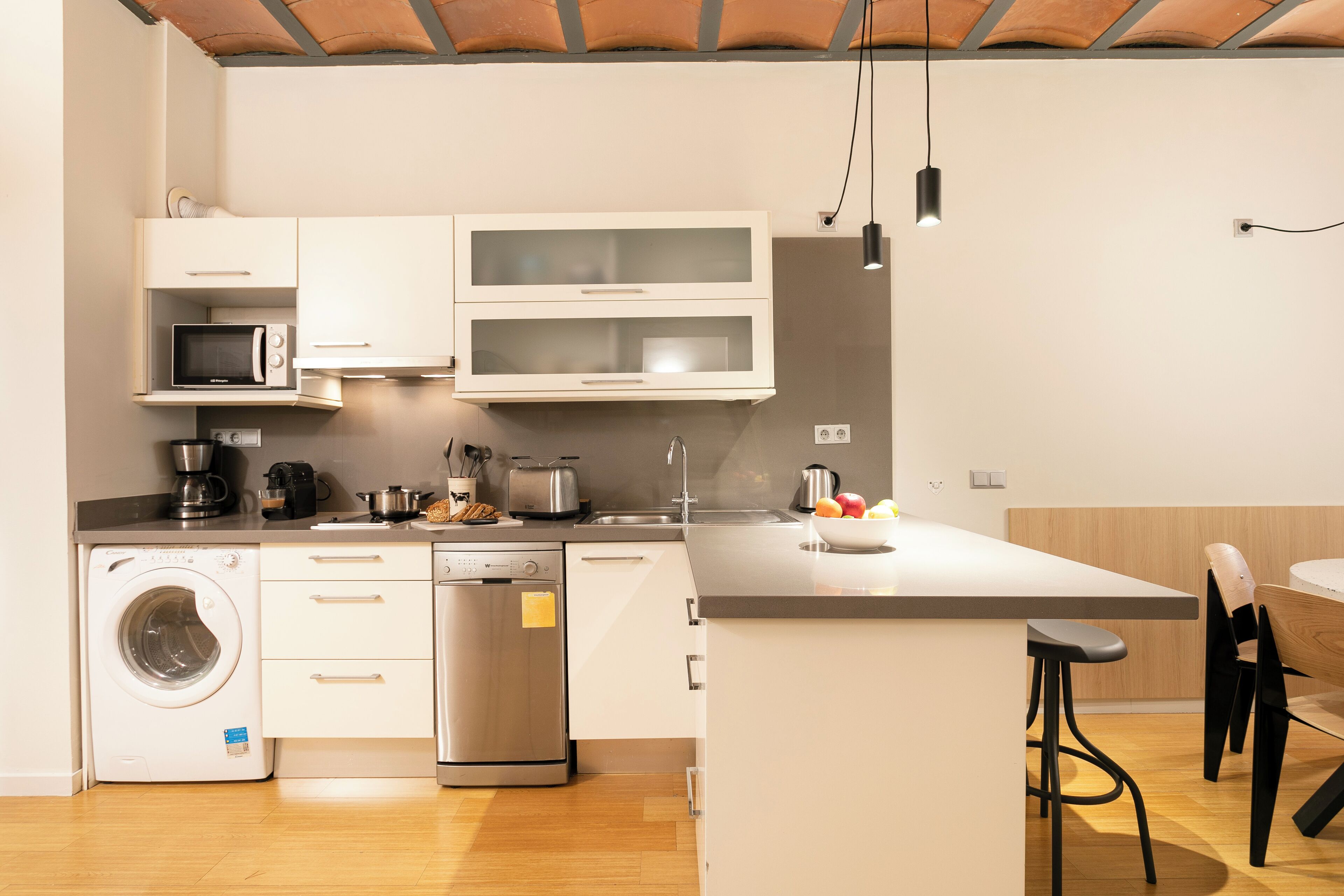 Apartamento, vistas a la ciudad | Cocina privada | Frigorífico, microondas, placa de cocina y lavavajillas