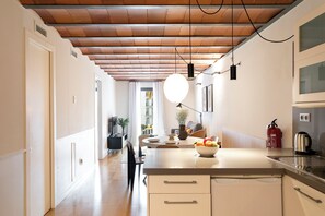 Appartement, balcon | Cuisine privée | Réfrigérateur, micro-ondes, plaque de cuisson, lave-vaisselle