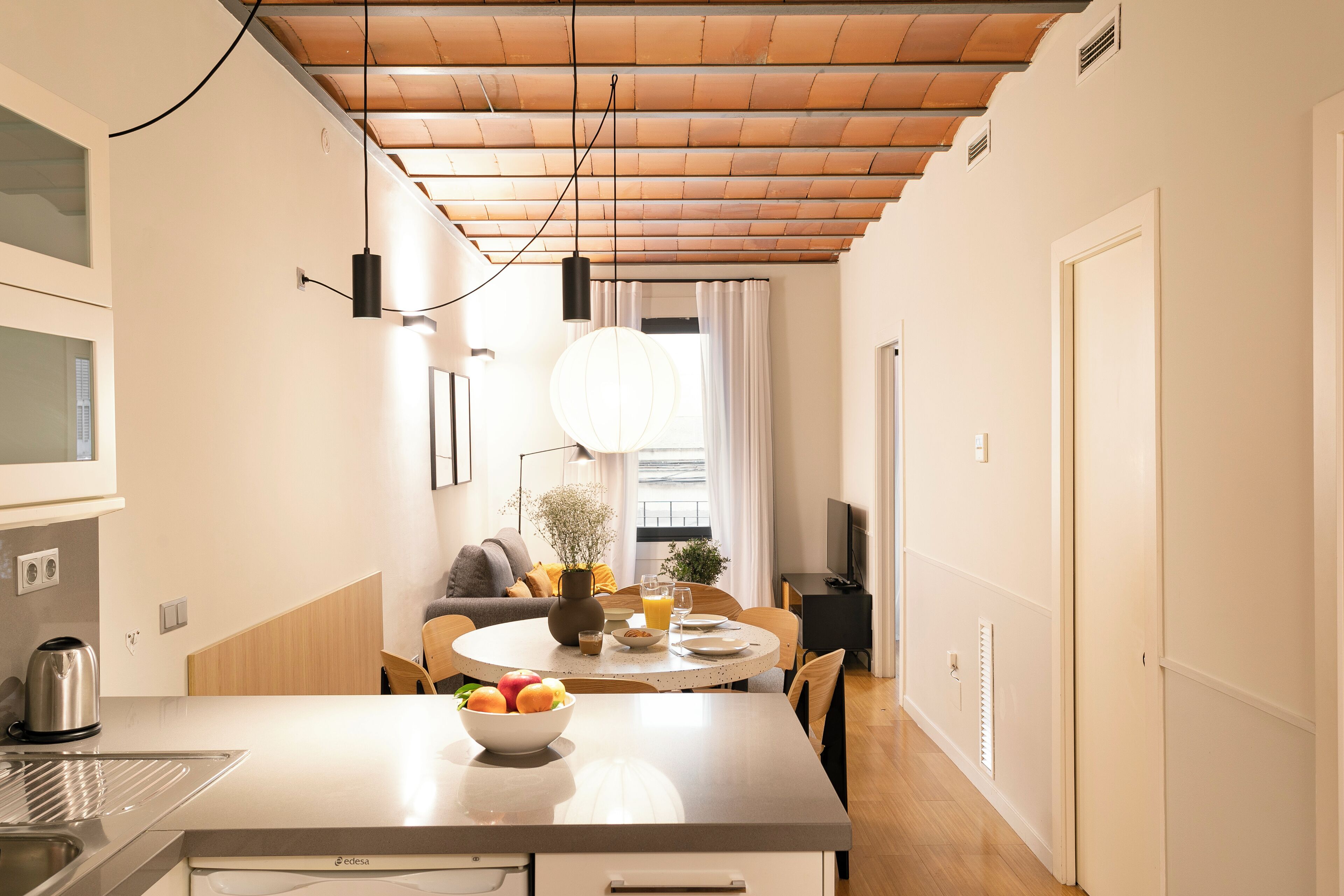 Apartamento, vistas a la ciudad | Zona de estar | Televisión de pantalla plana de 40 pulgadas con canales por satélite