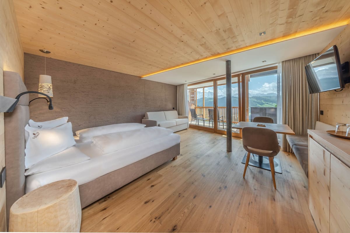 Family Suite, 1 King Bed with Sofa bed, Mountain View | Living area