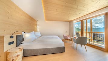 Deluxe Double or Twin Room, 1 Bedroom | Premium bedding, down comforters, pillowtop beds, in-room safe