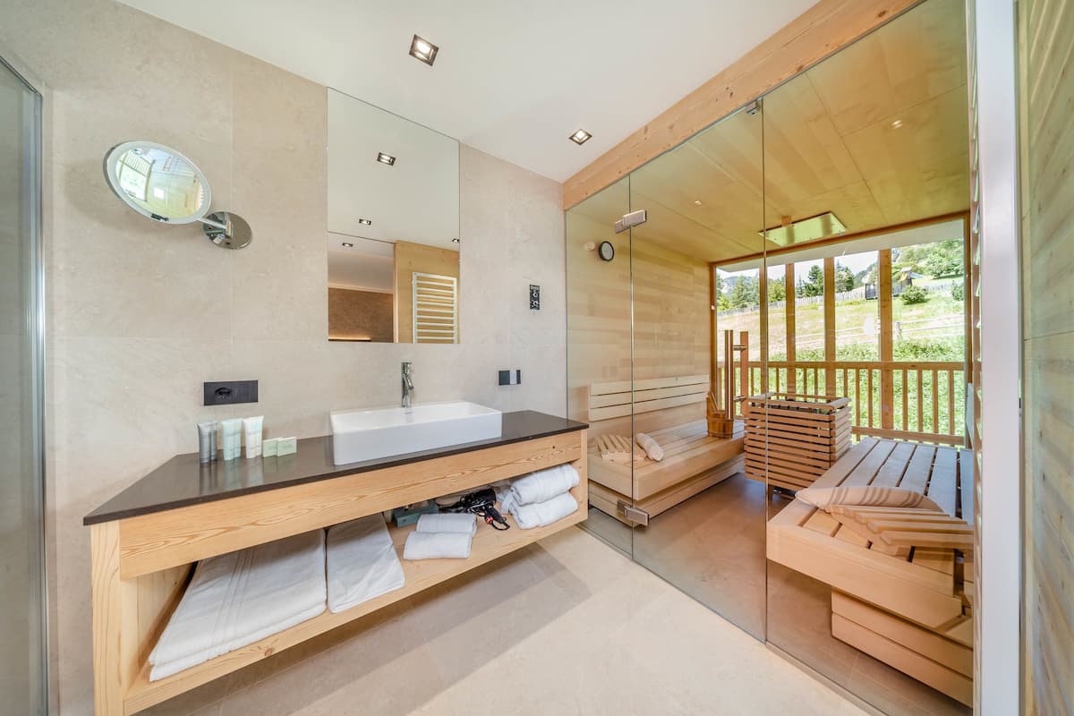 Suite Deluxe, sauna, vue sur la montagne | Literie de qualité, couette en duvet, lit avec matelas à plateau-coussin