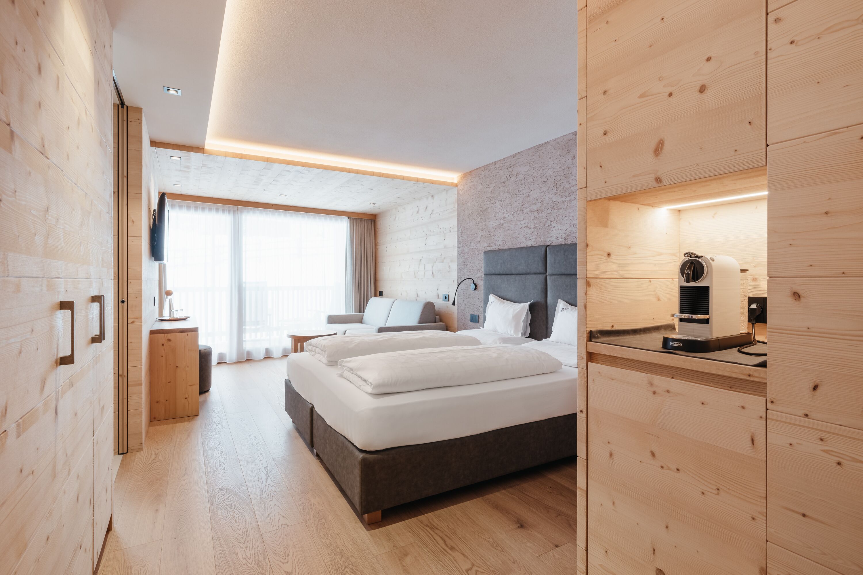 deluxe double or twin room, 1 bedroom | premium bedding, down duvets, pillow-top beds, in-room safe