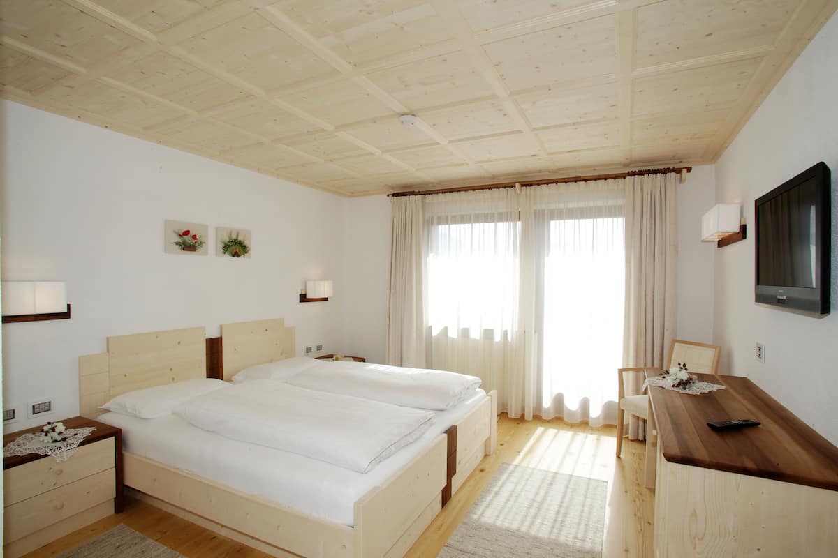 Literie de qualité, couette en duvet, lit avec matelas à plateau-coussin