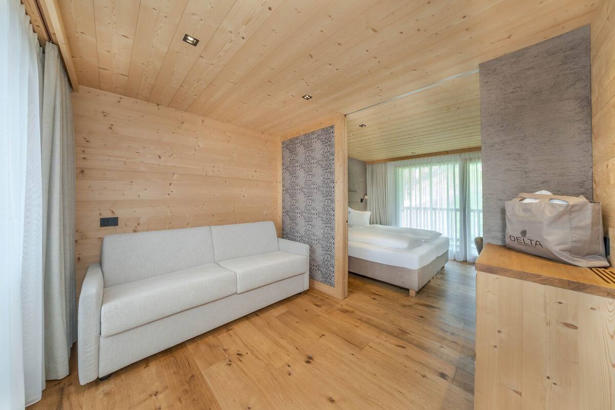 Chambre familiale, 1 très grand lit et 1 canapé-lit, vue sur la montagne | Aire de séjour | Téléviseur ACL