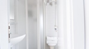 Een douche, gratis toiletartikelen, een haardroger