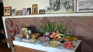 Una mesa de bufé con diversas opciones de comida y un fondo decorativo en la pared.