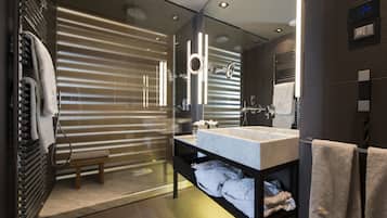 Shower, rainfall showerhead, free toiletries, hair dryer