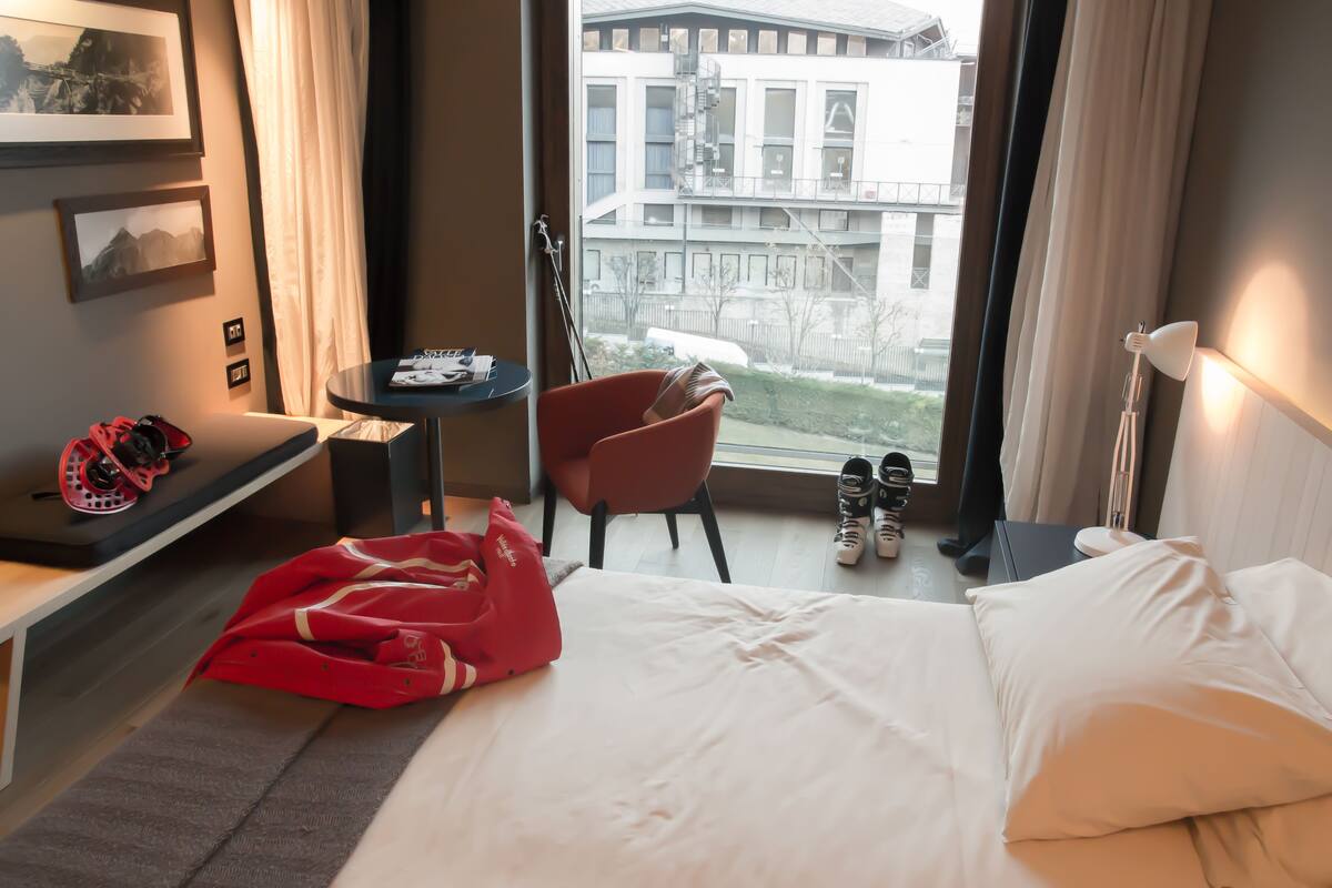 Standard Double Room | Down duvets, in-room safe, soundproofing, free WiFi