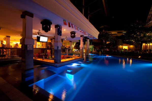 2 outdoor pools