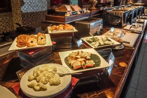 Bữa sáng buffet hàng ngày với phụ phí nhỏ