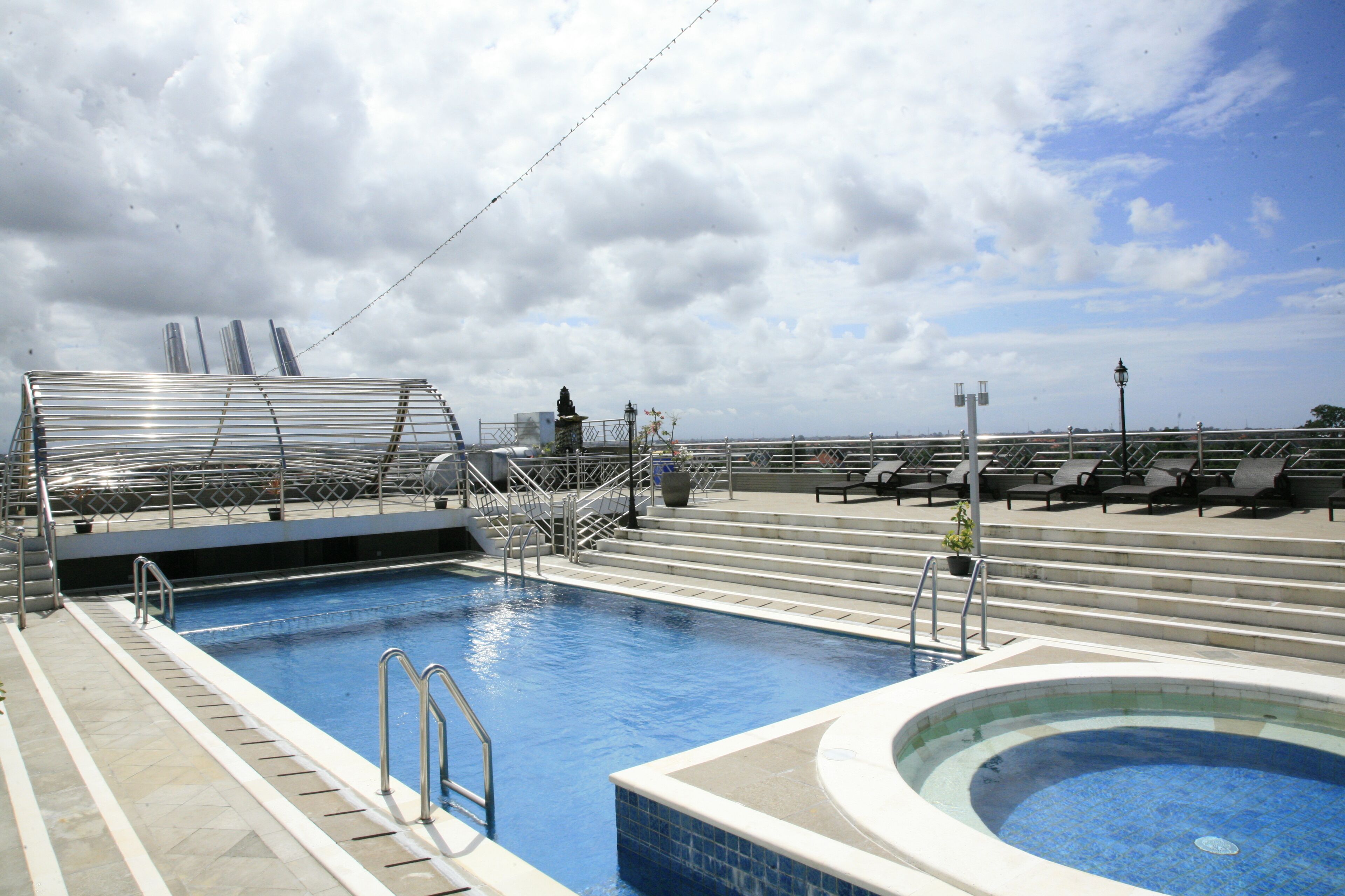 Piscina externa, espreguiçadeiras